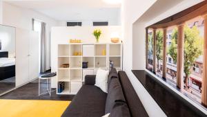 ein Wohnzimmer mit Sofa und ein Schlafzimmer in der Unterkunft Relax Aachener Boardinghouse Phase 2 in Aachen