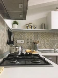 A kitchen or kitchenette at PEPPE'S HOME Luxury and relax apartament