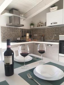 A kitchen or kitchenette at PEPPE'S HOME Luxury and relax apartament