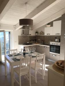 A kitchen or kitchenette at PEPPE'S HOME Luxury and relax apartament