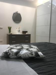 A bed or beds in a room at PEPPE'S HOME Luxury and relax apartament