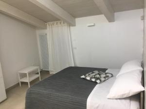 A bed or beds in a room at PEPPE'S HOME Luxury and relax apartament