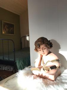 une statue d'une femme assise sur un lit dans l'établissement Chalet Sint Barbara, à Zutendaal