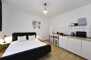 een slaapkamer met een groot bed en een keuken bij DesignDistrict Apartments in Zagreb