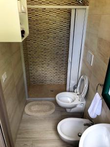 un piccolo bagno con servizi igienici e lavandino di Le Stanze di Casa Polinisso a Carovigno