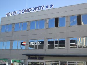Un edificio con un cartel encima en Hotel Concordy, en Madrid