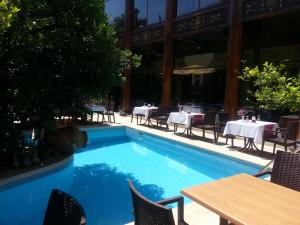 Bazén v ubytování Villa Perla Hotel nebo v jeho okolí