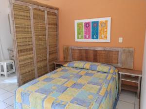 um quarto com uma cama num quarto em Stúdio 1 Armazém da Vila em Praia do Forte