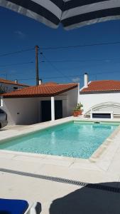 una piscina frente a una casa en Villa Caballero, en Alfundão