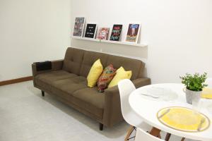 sala de estar con sofá y mesa en Residencial Copa 2, en Río de Janeiro