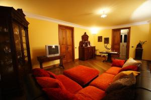 - un salon avec un canapé et une télévision dans l'établissement B&B Sciabakè, à Polizzi Generosa