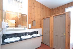 Blackwater Glamping Pods的一间浴室
