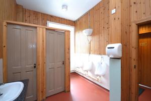 Blackwater Glamping Pods的厨房或小厨房