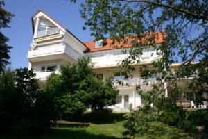 Budova, kde se hotel nachází + 1 fotografie