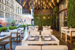 En restaurang eller annat matställe på Hotel Henri NY