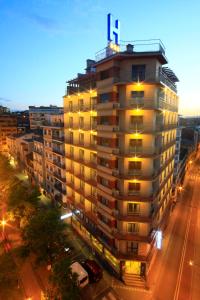 un edificio alto con luces encima en Hotel Santamaria, en Tudela