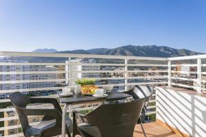 d'une table et de chaises sur un balcon avec vue. dans l'établissement Apartamento Loft pleno centro, vistas fantasticas, à Torremolinos