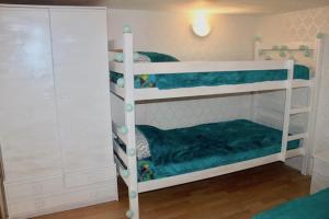 ミエンジズドロイェにあるApartament Słonecznyの二段ベッド1組(二段ベッド2台付)が備わる客室です。