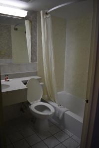 een badkamer met een toilet, een wastafel en een bad bij Super 8 by Wyndham Atlantic City in Atlantic City