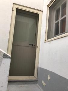 een garagedeur aan de zijkant van een huis bij Casa vacanze Arimondi in Porto Cesareo