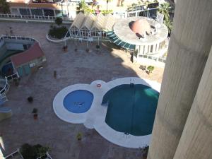 - une vue sur la piscine située dans un bâtiment dans l'établissement Apartamento Loft pleno centro, vistas fantasticas, à Torremolinos