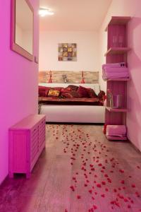 - une chambre avec un lit et un bouquet de pétales à l'étage dans l'établissement Romantický wellness suite hotel Heinz, à Dobříš