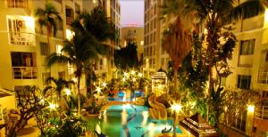 - une grande piscine en ville la nuit dans l'établissement Hin Nam Sai Suay Condominium, à Hua Hin