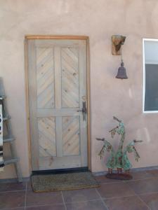 drzwi w pokoju z rośliną obok w obiekcie Kokopelli's Hideaway w mieście Julian
