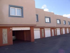 una fila di garage di fronte a un edificio di Valle del Nilo a Ventas de Poyo