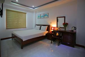 Łóżko lub łóżka w pokoju w obiekcie Nhatrang Cozy Hotel