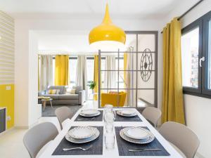 een eetkamer met een tafel en stoelen bij SkyTower in Rome