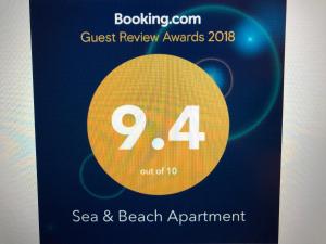 een bord voor een gastbeoordeling met een gele cirkel bij Sea & Beach Apartment in Costa da Caparica