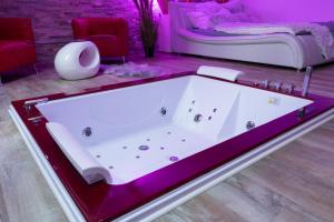 Φωτογραφία από το άλμπουμ του Romantický wellness suite hotel Heinz σε Dobris