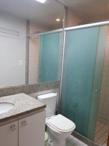 y baño con aseo y ducha acristalada. en Marulhos resort en Porto De Galinhas