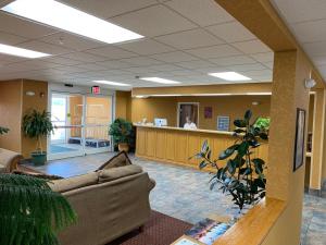 a lobby with a couch in a waiting room at Parkfield Inn - Clinton in Clinton