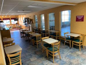 une salle à manger avec des tables et des chaises dans un restaurant dans l'établissement Parkfield Inn - Clinton, à Clinton