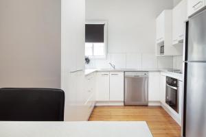 
A kitchen or kitchenette at 2Easy Apartments Bendigo
