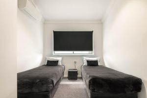 
A bed or beds in a room at 2Easy Apartments Bendigo

