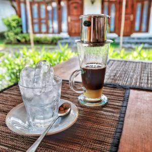 Juomia majoituspaikassa The Nalaya Hotel & Resto
