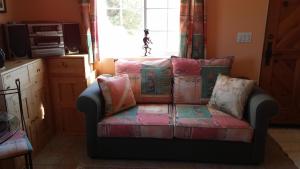um sofá sentado num quarto com uma janela em Kokopelli's Hideaway em Julian