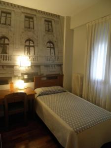 Un pat sau paturi într-o cameră la Hotel Photo Zabalburu