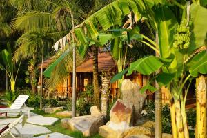 Κήπος έξω από το ღ Y Nghia at Ong Lang Beach ღ Coastal Haven with Home Cooked Bungalows ღ
