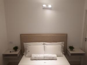 a bed with two pillows and a light above it at Loft, Bikes & Optic Fibre WIFI by Top Bar St and Park in Mendoza