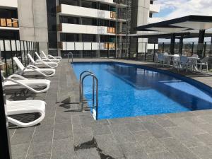 Piscina a New Luxurious Skyview 2Bedroom Apartment Liverpool o a prop