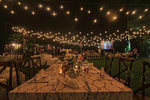 une table pour une fête avec des lumières dans l'établissement MesaStila Resort and Spa, à Borobudur