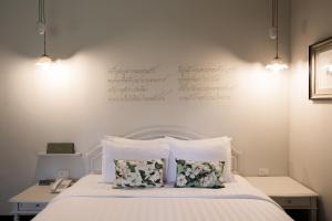 Ein Bett oder Betten in einem Zimmer der Unterkunft The Raweekanlaya Bangkok