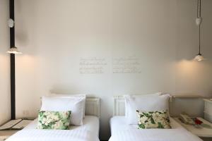 Ein Bett oder Betten in einem Zimmer der Unterkunft The Raweekanlaya Bangkok