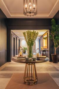 スミニャックにあるKanvaz Village Resort Seminyakの植物のあるロビー