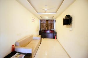 Namastay welcome home - Abu Road في آبو روود: غرفة معيشة بها أريكة وتلفزيون
