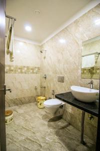La salle de bains est pourvue d'un lavabo et de toilettes. dans l'établissement Namastay Welcome Home, à Ratlām